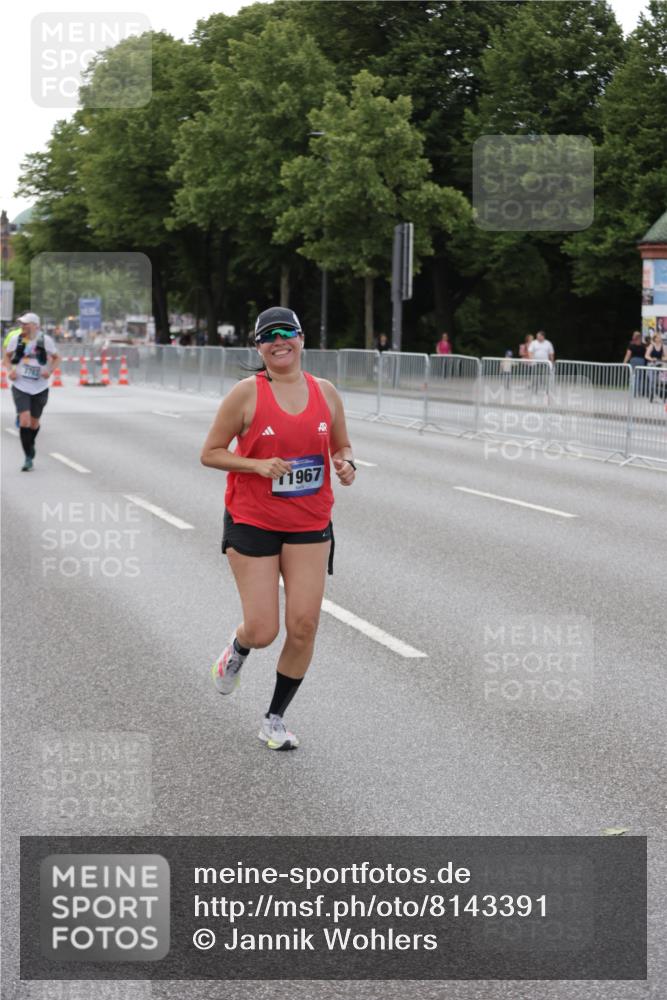 29.06.2025 - hella hamburg halbmarathon Jannik Wohlers http://msf.ph/oto/8143391 29.06.2025 10:08:18 Lombardsbrücke 1427, 3762, 5347, 6100, 9951, 9958, 10035, 10092, 11657, 11967, 12144, 13174, 15584 meine-sportfotos.de