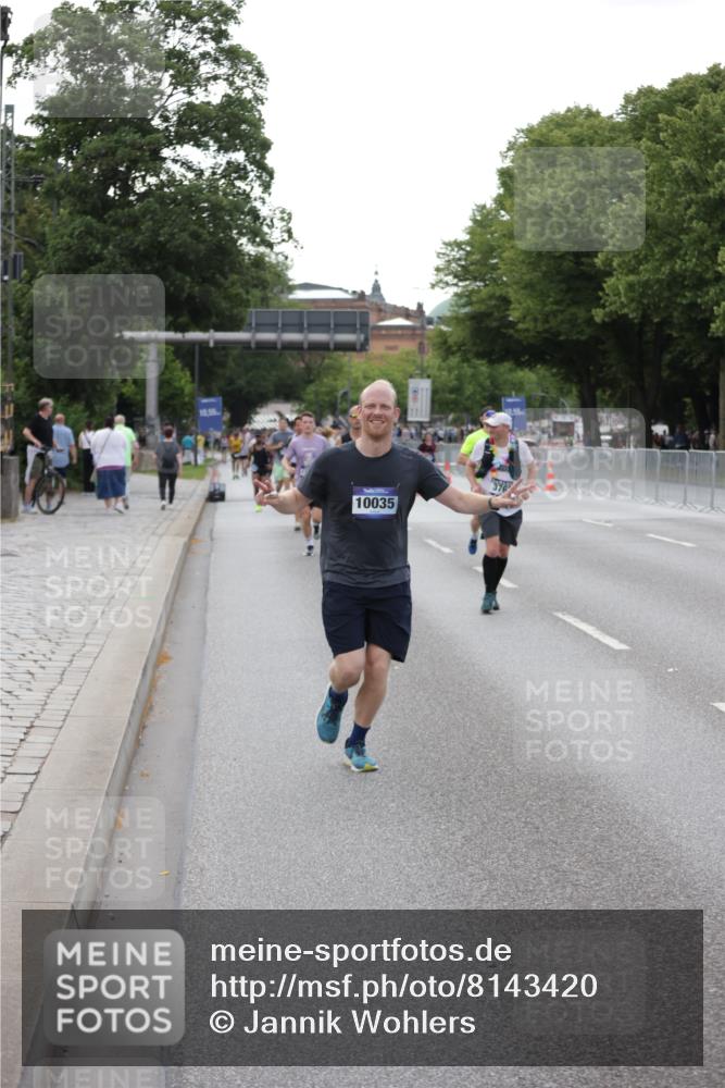 29.06.2025 - hella hamburg halbmarathon Jannik Wohlers http://msf.ph/oto/8143420 29.06.2025 10:08:19 Lombardsbrücke 1427, 3762, 5347, 6100, 9951, 9958, 10035, 10092, 11657, 11967, 12144, 13174, 15584 meine-sportfotos.de