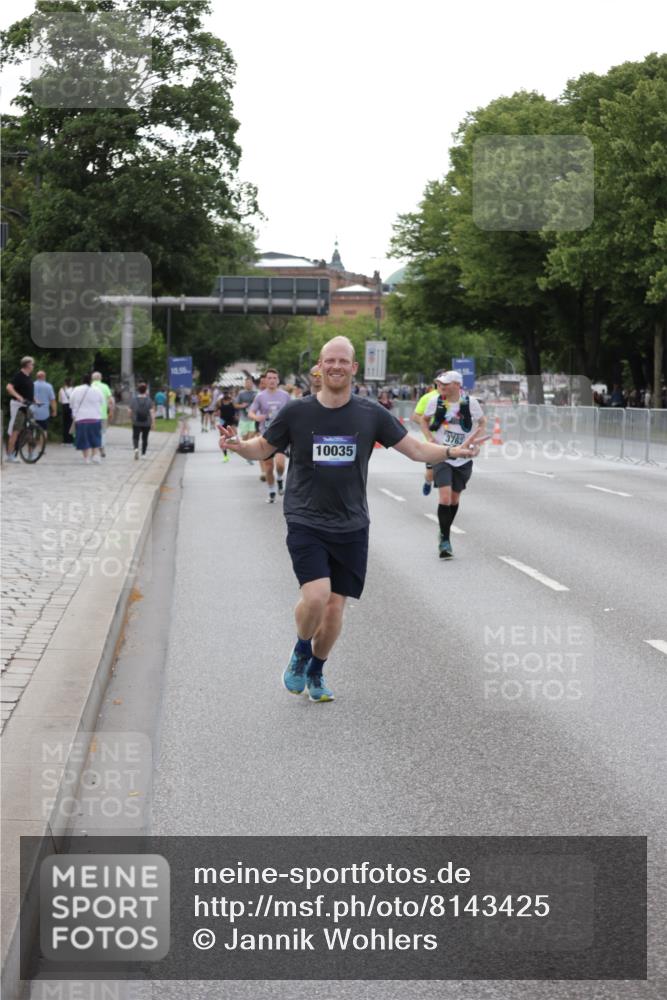 29.06.2025 - hella hamburg halbmarathon Jannik Wohlers http://msf.ph/oto/8143425 29.06.2025 10:08:19 Lombardsbrücke 1427, 3762, 5347, 6100, 9951, 9958, 10035, 10092, 11657, 11967, 12144, 13174, 15584 meine-sportfotos.de
