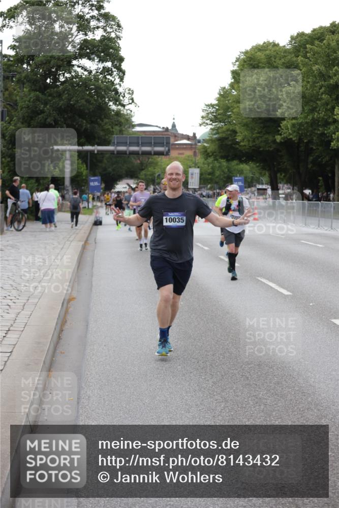 29.06.2025 - hella hamburg halbmarathon Jannik Wohlers http://msf.ph/oto/8143432 29.06.2025 10:08:19 Lombardsbrücke 1427, 3762, 5347, 6100, 9951, 9958, 10035, 10092, 11657, 11967, 12144, 13174, 15584 meine-sportfotos.de