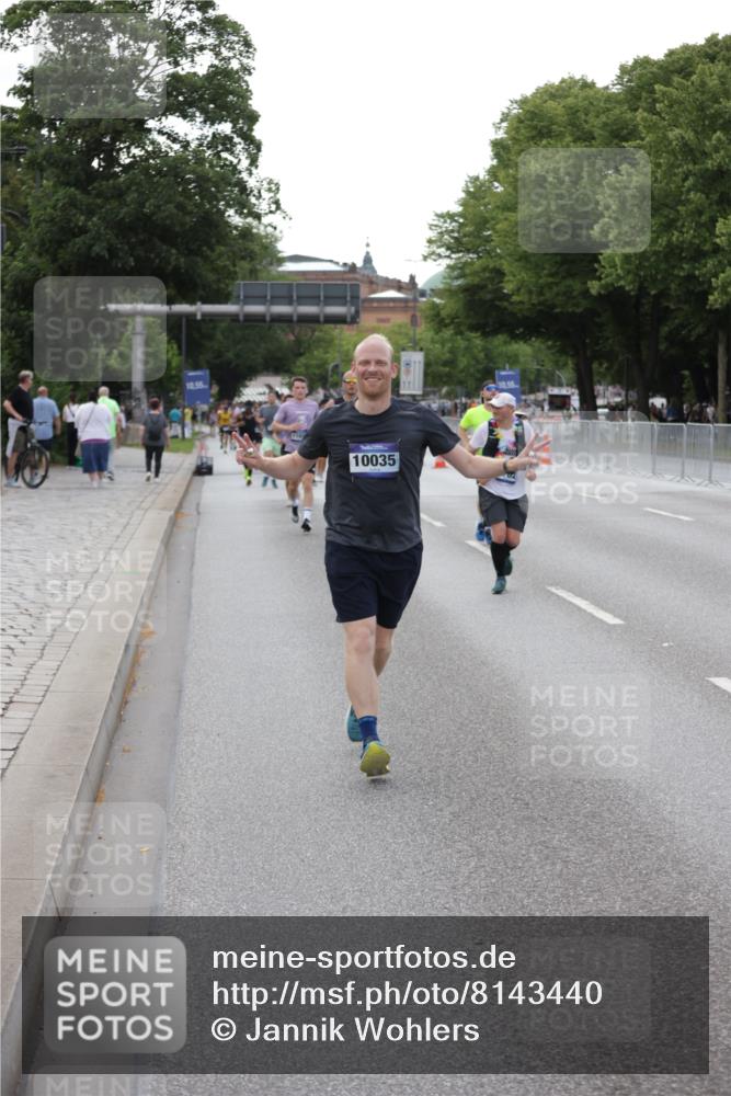 29.06.2025 - hella hamburg halbmarathon Jannik Wohlers http://msf.ph/oto/8143440 29.06.2025 10:08:19 Lombardsbrücke 1427, 3762, 5347, 6100, 9951, 9958, 10035, 10092, 11657, 11967, 12144, 13174, 15584 meine-sportfotos.de
