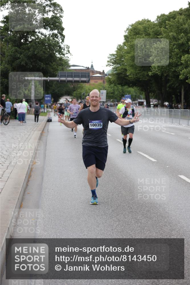 29.06.2025 - hella hamburg halbmarathon Jannik Wohlers http://msf.ph/oto/8143450 29.06.2025 10:08:20 Lombardsbrücke 1427, 3762, 5347, 6100, 9951, 9958, 10035, 10092, 11657, 11967, 12144, 13174, 15584 meine-sportfotos.de