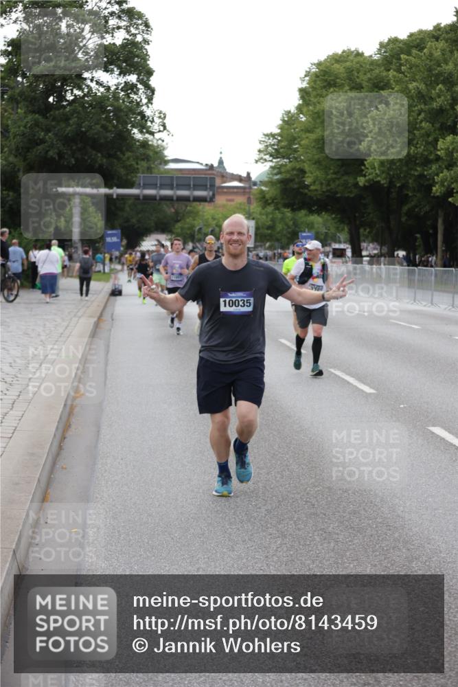 29.06.2025 - hella hamburg halbmarathon Jannik Wohlers http://msf.ph/oto/8143459 29.06.2025 10:08:20 Lombardsbrücke 1427, 3762, 5347, 6100, 9951, 9958, 10035, 10092, 11657, 11967, 12144, 13174, 15584 meine-sportfotos.de