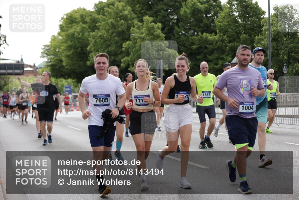 29.06.2025 - hella hamburg halbmarathon Jannik Wohlers http://msf.ph/oto/8143494 29.06.2025 10:45:38 Lombardsbrücke 1004, 1100, 1421, 1426, 1555, 1867, 1868, 2398, 2423, 2773, 2813, 2951, 2954, 3410, 4104, 4223, 4572, 5703, 5769, 5770, 5892, 6333, 6392, 7356, 7605, 7894, 9120, 9121, 9426, 9445, 10367, 10511, 10727, 10875, 11332, 11358, 11876, 14230, 14319, 14322, 14403, 14445, 14582, 15107, 16005, 16059, 16321, 16745, 16793, 17031, 17184, 17597, 17901, 18214, 18280, 18334 meine-sportfotos.de