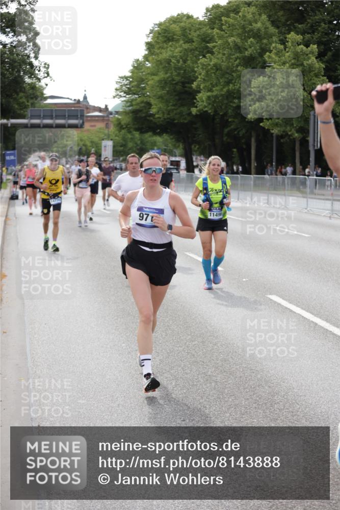 29.06.2025 - hella hamburg halbmarathon Jannik Wohlers http://msf.ph/oto/8143888 29.06.2025 10:08:43 Lombardsbrücke 1147, 1188, 1838, 2978, 7453, 9718, 10819, 11067, 11496, 13210, 13592, 13593, 13660, 14736, 15586, 15592, 17347, 18266, 18505 meine-sportfotos.de