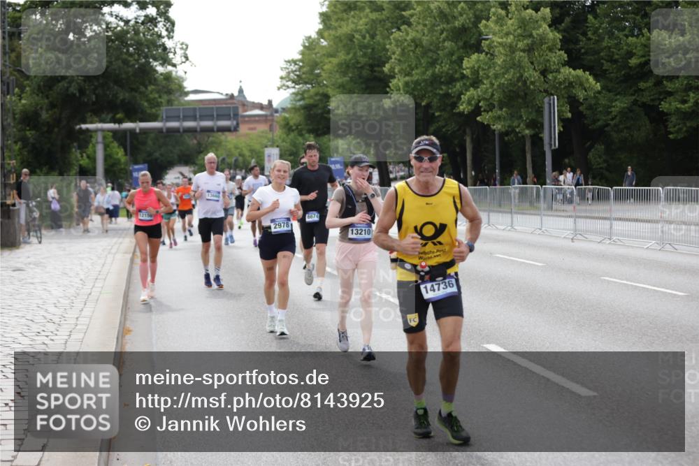 29.06.2025 - hella hamburg halbmarathon Jannik Wohlers http://msf.ph/oto/8143925 29.06.2025 10:08:47 Lombardsbrücke 1147, 1188, 1838, 2978, 5806, 6674, 7453, 9718, 10194, 10819, 11067, 11496, 12156, 13210, 13660, 14736, 17347, 18505 meine-sportfotos.de