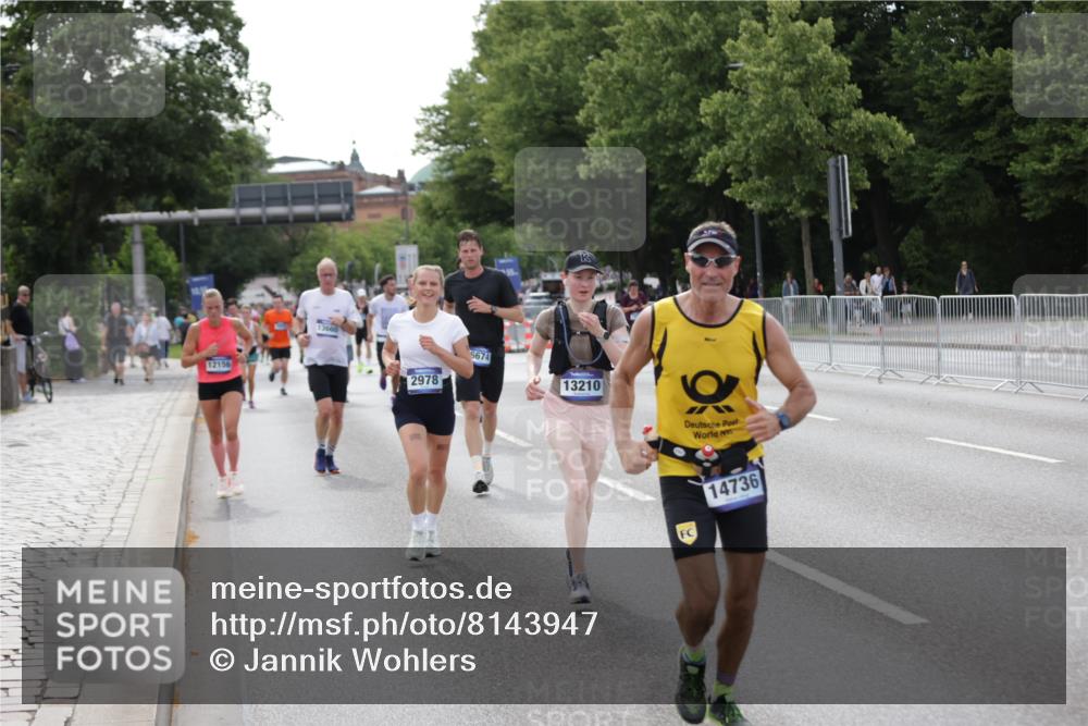 29.06.2025 - hella hamburg halbmarathon Jannik Wohlers http://msf.ph/oto/8143947 29.06.2025 10:08:48 Lombardsbrücke 1147, 1188, 1838, 2978, 5806, 5885, 6674, 7187, 9718, 10194, 10819, 11067, 11496, 12156, 13210, 13660, 14736, 17347, 18505, 18727 meine-sportfotos.de
