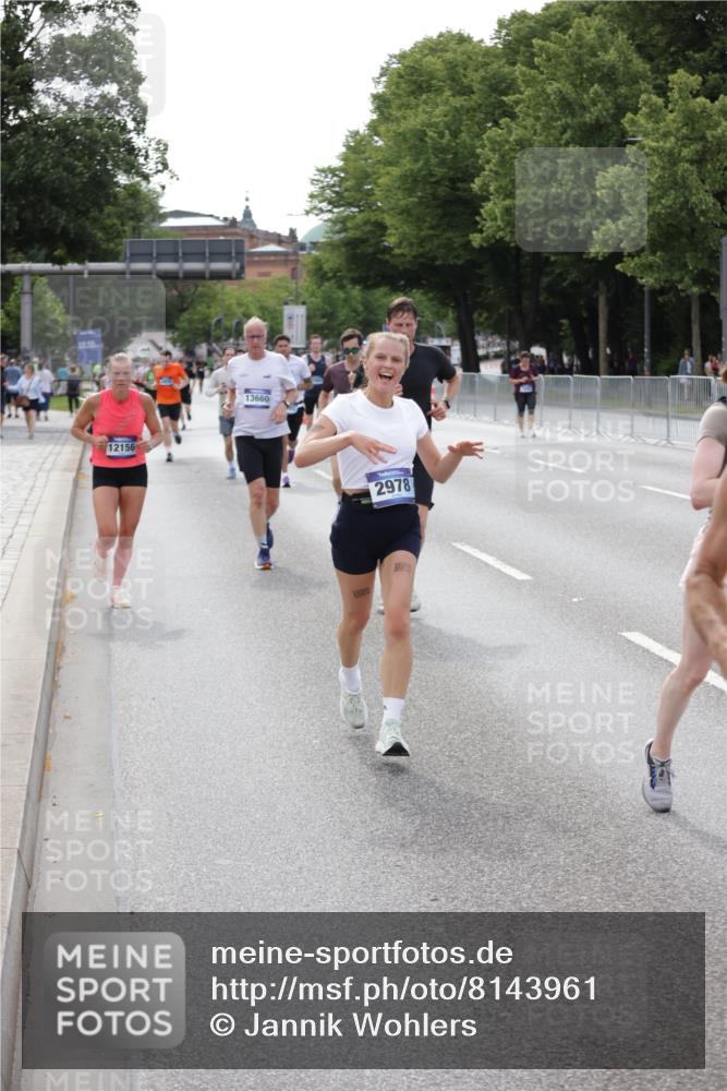 29.06.2025 - hella hamburg halbmarathon Jannik Wohlers http://msf.ph/oto/8143961 29.06.2025 10:08:49 Lombardsbrücke 1147, 1188, 1838, 2978, 5806, 5885, 6674, 7187, 9718, 10194, 10819, 11067, 11496, 12156, 13210, 13660, 14736, 17347, 18505, 18727 meine-sportfotos.de