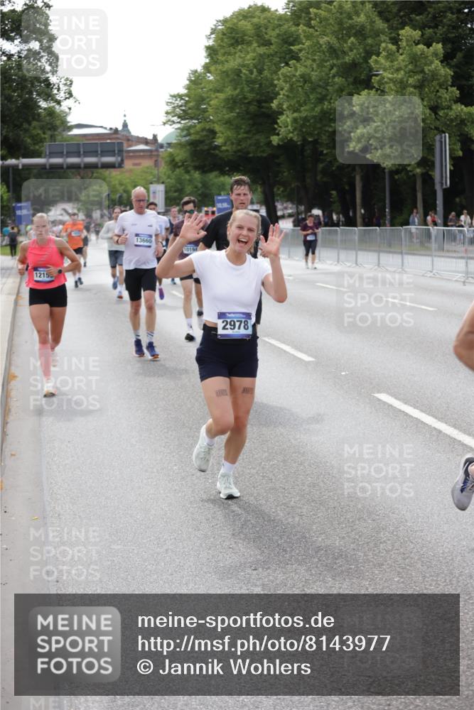 29.06.2025 - hella hamburg halbmarathon Jannik Wohlers http://msf.ph/oto/8143977 29.06.2025 10:08:49 Lombardsbrücke 1147, 1188, 1838, 2978, 5806, 5885, 6674, 7187, 9718, 10194, 10819, 11067, 11496, 12156, 13210, 13660, 14736, 17347, 18505, 18727 meine-sportfotos.de