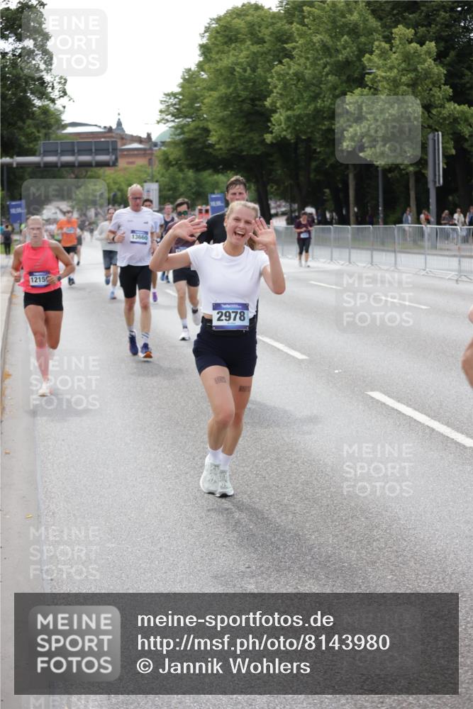 29.06.2025 - hella hamburg halbmarathon Jannik Wohlers http://msf.ph/oto/8143980 29.06.2025 10:08:49 Lombardsbrücke 1147, 1188, 1838, 2978, 5806, 5885, 6674, 7187, 9718, 10194, 10819, 11067, 11496, 12156, 13210, 13660, 14736, 17347, 18505, 18727 meine-sportfotos.de