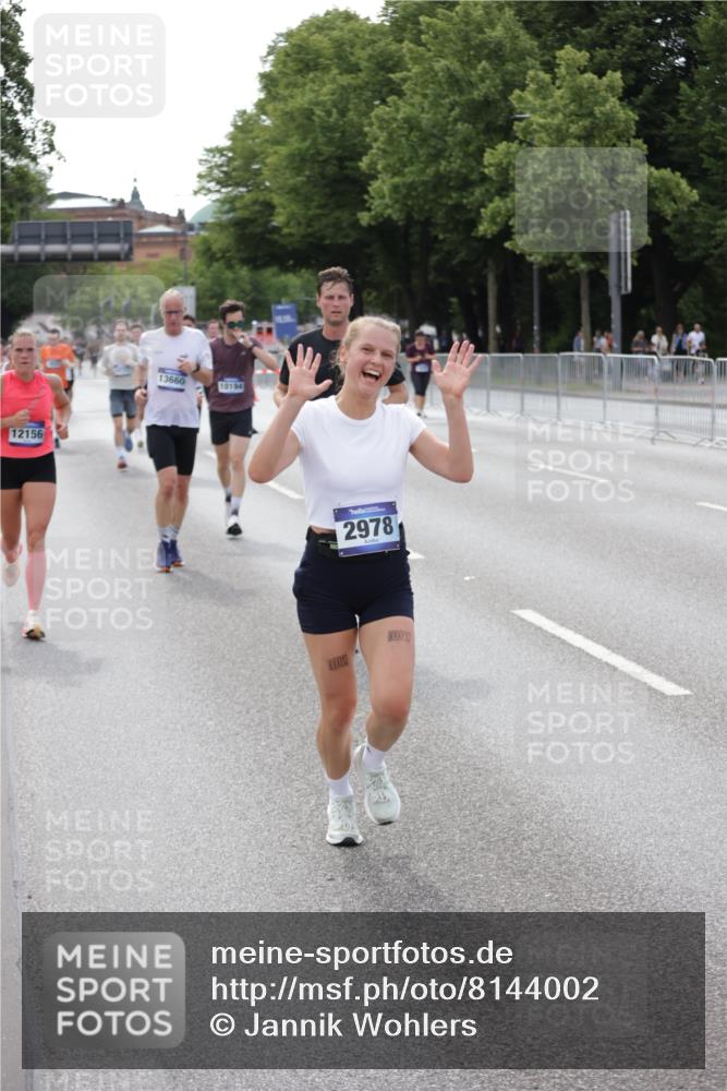 29.06.2025 - hella hamburg halbmarathon Jannik Wohlers http://msf.ph/oto/8144002 29.06.2025 10:08:49 Lombardsbrücke 1147, 1188, 1838, 2978, 5806, 5885, 6674, 7187, 9718, 10194, 10819, 11067, 11496, 12156, 13210, 13660, 14736, 17347, 18505, 18727 meine-sportfotos.de