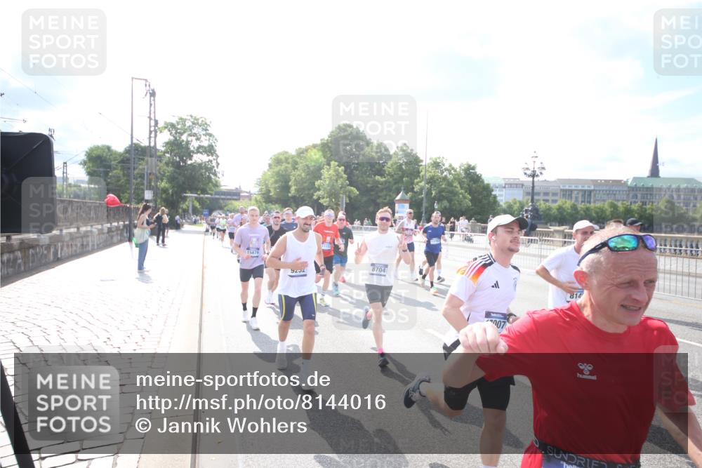 29.06.2025 - hella hamburg halbmarathon Jannik Wohlers http://msf.ph/oto/8144016 29.06.2025 09:52:37 Lombardsbrücke 1012, 1070, 1163, 1391, 1735, 1782, 2048, 2213, 2233, 2590, 2788, 2970, 3021, 3098, 3304, 3907, 3917, 3928, 4277, 4691, 4933, 4981, 4997, 5132, 5476, 5682, 6081, 6152, 6712, 6716, 7005, 7093, 7147, 7325, 7599, 8145, 8467, 8664, 8694, 8704, 8722, 8819, 9081, 9213, 9232, 9374, 9538, 9540, 10208, 10211, 10216, 10251, 10313, 10750, 11094, 11153, 11291, 11346, 11469, 11778, 12154, 12534, 12685, 12783, 12966, 13051, 13709, 13782, 14351, 14661, 14690, 14849, 15126, 15133 meine-sportfotos.de