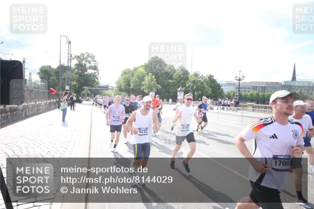 29.06.2025 - hella hamburg halbmarathon Jannik Wohlers http://msf.ph/oto/8144029 29.06.2025 09:52:38 Lombardsbrücke 1012, 1391, 1735, 1782, 2048, 2213, 2233, 2590, 2788, 2970, 3021, 3098, 3304, 3907, 3917, 3928, 4277, 4691, 4933, 4981, 4997, 5132, 5476, 5682, 6081, 6152, 6712, 6716, 7005, 7093, 7147, 7325, 7599, 8145, 8467, 8664, 8694, 8704, 8722, 8819, 9081, 9213, 9232, 9374, 9538, 9540, 9585, 10208, 10211, 10216, 10251, 10313, 10750, 11094, 11153, 11291, 11346, 11469, 11778, 12154, 12534, 12685, 12783, 12966, 13051, 13709, 13782, 14351, 14661, 14690, 15126, 15133 meine-sportfotos.de