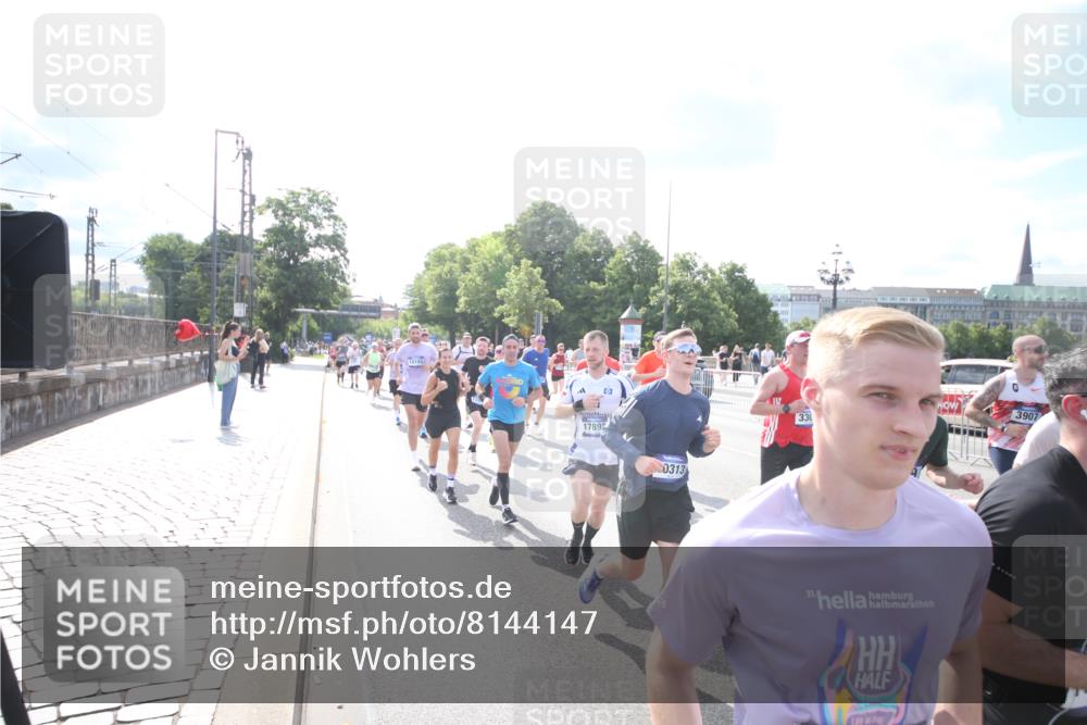 29.06.2025 - hella hamburg halbmarathon Jannik Wohlers http://msf.ph/oto/8144147 29.06.2025 09:52:39 Lombardsbrücke 1012, 1391, 1735, 1782, 2048, 2213, 2233, 2234, 2590, 2788, 2970, 3021, 3098, 3304, 3907, 3917, 3928, 4981, 4997, 5132, 5476, 5682, 6081, 6152, 6712, 6716, 7005, 7093, 7147, 8063, 8145, 8467, 8664, 8694, 8704, 8722, 8819, 9081, 9232, 9374, 9538, 9540, 9585, 10208, 10211, 10216, 10313, 10750, 11094, 11153, 11291, 11346, 11469, 11778, 12154, 12534, 12685, 12783, 12966, 13015, 13051, 13709, 13782, 14351, 14661, 14690, 15126, 15133 meine-sportfotos.de