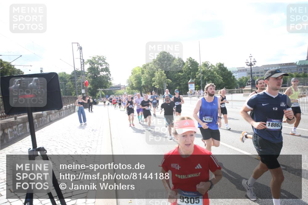 29.06.2025 - hella hamburg halbmarathon Jannik Wohlers http://msf.ph/oto/8144188 29.06.2025 09:52:54 Lombardsbrücke 1012, 1391, 1466, 1558, 1735, 1750, 1759, 2234, 2590, 2623, 4091, 4553, 4997, 5022, 5132, 5623, 5624, 5692, 6081, 6203, 6375, 6460, 6712, 7204, 7322, 7450, 7765, 8063, 8664, 8694, 9126, 9303, 9305, 9534, 9544, 9585, 9794, 10246, 10789, 11094, 11283, 11648, 11858, 12035, 12154, 12643, 12685, 12966, 13015, 13051, 13303, 13450, 13690, 14275, 14351, 14794, 15629, 15651, 15803, 15900, 16105, 16333, 16617, 16685, 16725, 17729 meine-sportfotos.de
