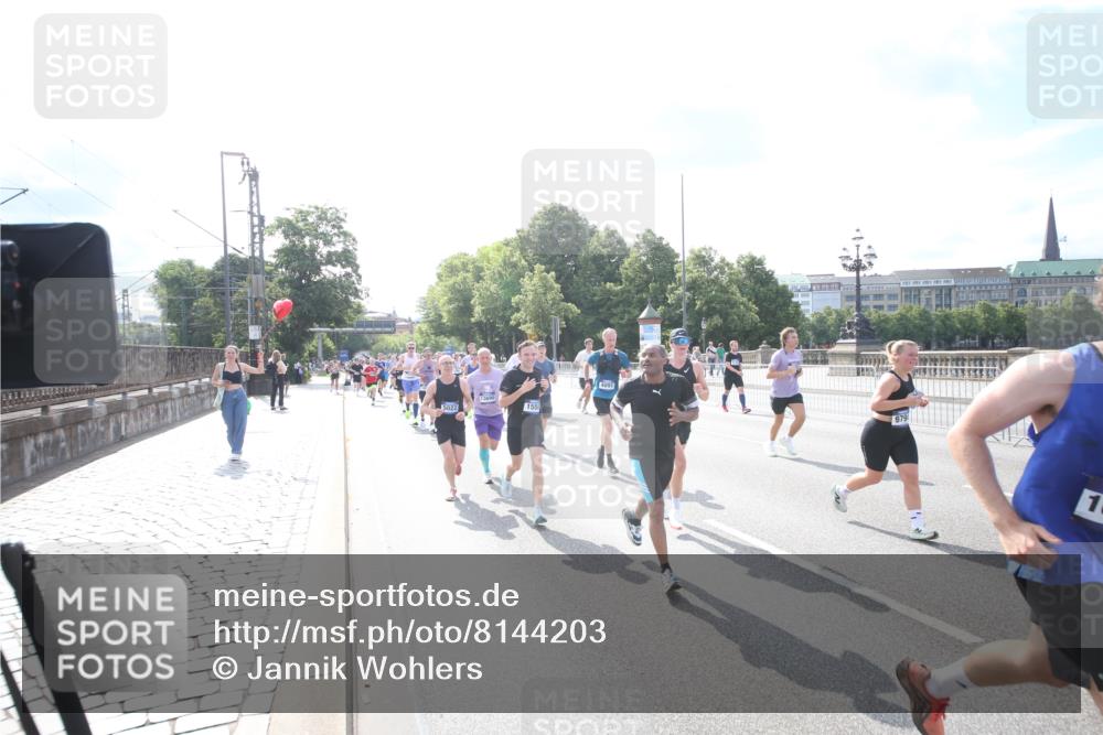 29.06.2025 - hella hamburg halbmarathon Jannik Wohlers http://msf.ph/oto/8144203 29.06.2025 09:52:55 Lombardsbrücke 1012, 1466, 1558, 1735, 1750, 1759, 2234, 2365, 2402, 2623, 4091, 4553, 4997, 5022, 5132, 5623, 5624, 5692, 6081, 6203, 6375, 6460, 6712, 7204, 7322, 7450, 7765, 8063, 8664, 9126, 9303, 9305, 9534, 9544, 9585, 9794, 10246, 10789, 11094, 11283, 11648, 11858, 12035, 12154, 12643, 12685, 12966, 13015, 13051, 13303, 13450, 13690, 14275, 14351, 14794, 15629, 15651, 15803, 15900, 16105, 16333, 16617, 16685, 16725, 17718, 17729 meine-sportfotos.de