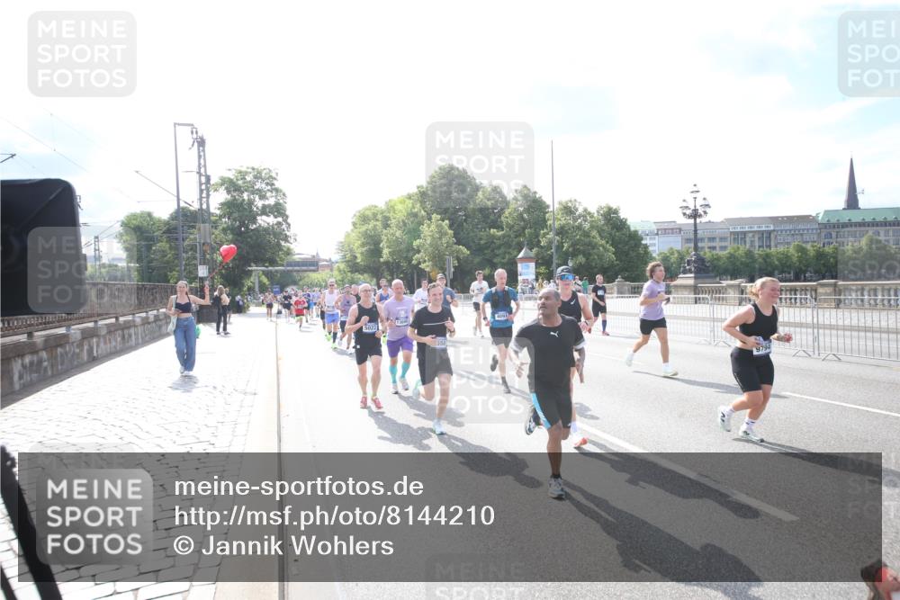 29.06.2025 - hella hamburg halbmarathon Jannik Wohlers http://msf.ph/oto/8144210 29.06.2025 09:52:55 Lombardsbrücke 1012, 1466, 1558, 1735, 1750, 1759, 2234, 2365, 2402, 2623, 4091, 4553, 4997, 5022, 5132, 5623, 5624, 5692, 6081, 6203, 6375, 6460, 6712, 7204, 7322, 7450, 7765, 8063, 8664, 9126, 9303, 9305, 9534, 9544, 9585, 9794, 10246, 10789, 11094, 11283, 11648, 11858, 12035, 12154, 12643, 12685, 12966, 13015, 13051, 13303, 13450, 13690, 14275, 14351, 14794, 15629, 15651, 15803, 15900, 16105, 16333, 16617, 16685, 16725, 17718, 17729 meine-sportfotos.de