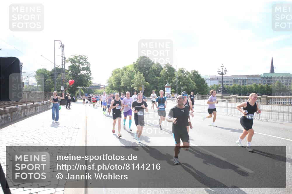 29.06.2025 - hella hamburg halbmarathon Jannik Wohlers http://msf.ph/oto/8144216 29.06.2025 09:52:55 Lombardsbrücke 1012, 1466, 1558, 1735, 1750, 1759, 2234, 2365, 2402, 2623, 4091, 4553, 4997, 5022, 5132, 5623, 5624, 5692, 6081, 6203, 6375, 6460, 6712, 7204, 7322, 7450, 7765, 8063, 8664, 9126, 9303, 9305, 9534, 9544, 9585, 9794, 10246, 10789, 11094, 11283, 11648, 11858, 12035, 12154, 12643, 12685, 12966, 13015, 13051, 13303, 13450, 13690, 14275, 14351, 14794, 15629, 15651, 15803, 15900, 16105, 16333, 16617, 16685, 16725, 17718, 17729 meine-sportfotos.de