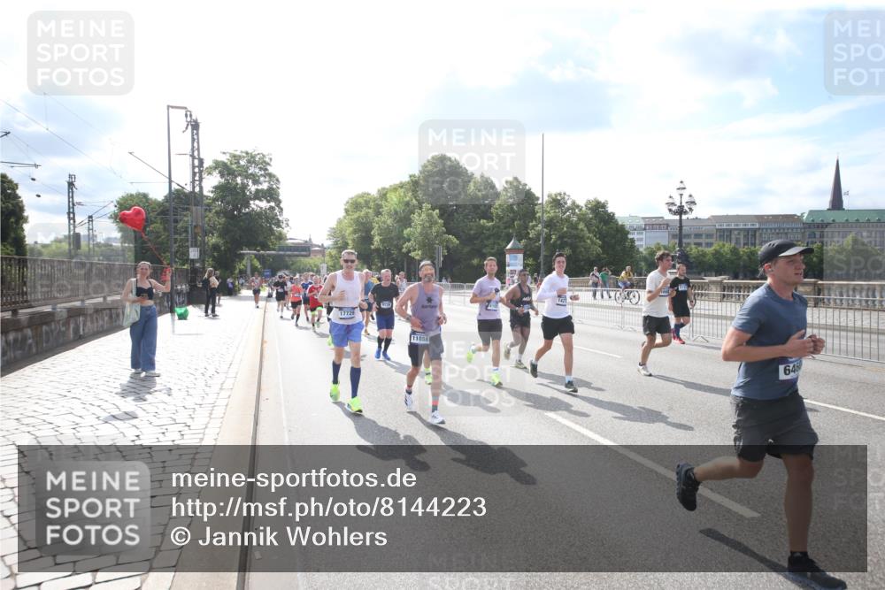 29.06.2025 - hella hamburg halbmarathon Jannik Wohlers http://msf.ph/oto/8144223 29.06.2025 09:52:58 Lombardsbrücke 1466, 1558, 1750, 1759, 2234, 2365, 2402, 2623, 3146, 4091, 4310, 4553, 4997, 5022, 5460, 5623, 5624, 5692, 6203, 6282, 6375, 6460, 7204, 7322, 7450, 7765, 8063, 8664, 9126, 9200, 9303, 9305, 9534, 9544, 9585, 9794, 10246, 10789, 11094, 11283, 11648, 11858, 12035, 12643, 13015, 13051, 13303, 13450, 13690, 14034, 14200, 14275, 14464, 14794, 15519, 15629, 15651, 15803, 15900, 16105, 16286, 16333, 16617, 16685, 16725, 17718, 17729 meine-sportfotos.de