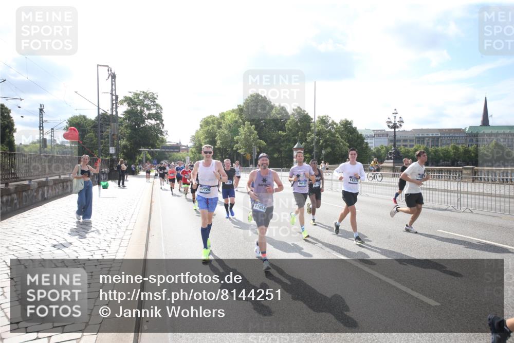 29.06.2025 - hella hamburg halbmarathon Jannik Wohlers http://msf.ph/oto/8144251 29.06.2025 09:52:58 Lombardsbrücke 1466, 1558, 1750, 1759, 2234, 2365, 2402, 2623, 3146, 4091, 4310, 4553, 4997, 5022, 5460, 5623, 5624, 5692, 6203, 6282, 6375, 6460, 7204, 7322, 7450, 7765, 8063, 8664, 9126, 9200, 9303, 9305, 9534, 9544, 9585, 9794, 10246, 10789, 11094, 11283, 11648, 11858, 12035, 12643, 13015, 13051, 13303, 13450, 13690, 14034, 14200, 14275, 14464, 14794, 15519, 15629, 15651, 15803, 15900, 16105, 16286, 16333, 16617, 16685, 16725, 17718, 17729 meine-sportfotos.de