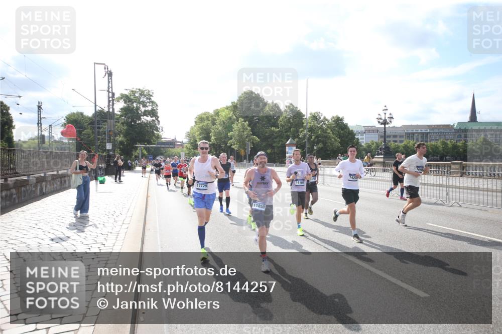 29.06.2025 - hella hamburg halbmarathon Jannik Wohlers http://msf.ph/oto/8144257 29.06.2025 09:52:58 Lombardsbrücke 1466, 1558, 1750, 1759, 2234, 2365, 2402, 2623, 3146, 4091, 4310, 4553, 4997, 5022, 5460, 5623, 5624, 5692, 6203, 6282, 6375, 6460, 7204, 7322, 7450, 7765, 8063, 8664, 9126, 9200, 9303, 9305, 9534, 9544, 9585, 9794, 10246, 10789, 11094, 11283, 11648, 11858, 12035, 12643, 13015, 13051, 13303, 13450, 13690, 14034, 14200, 14275, 14464, 14794, 15519, 15629, 15651, 15803, 15900, 16105, 16286, 16333, 16617, 16685, 16725, 17718, 17729 meine-sportfotos.de