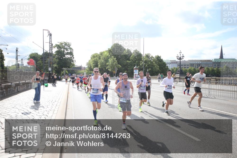 29.06.2025 - hella hamburg halbmarathon Jannik Wohlers http://msf.ph/oto/8144263 29.06.2025 09:52:58 Lombardsbrücke 1466, 1558, 1750, 1759, 2234, 2365, 2402, 2623, 3146, 4091, 4310, 4553, 4997, 5022, 5460, 5623, 5624, 5692, 6203, 6282, 6375, 6460, 7204, 7322, 7450, 7765, 8063, 8664, 9126, 9200, 9303, 9305, 9534, 9544, 9585, 9794, 10246, 10789, 11094, 11283, 11648, 11858, 12035, 12643, 13015, 13051, 13303, 13450, 13690, 14034, 14200, 14275, 14464, 14794, 15519, 15629, 15651, 15803, 15900, 16105, 16286, 16333, 16617, 16685, 16725, 17718, 17729 meine-sportfotos.de