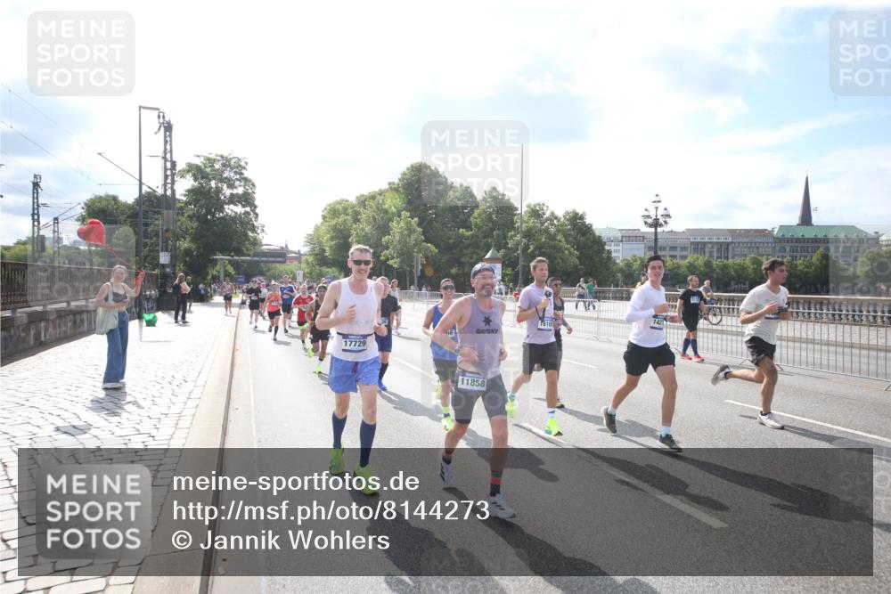 29.06.2025 - hella hamburg halbmarathon Jannik Wohlers http://msf.ph/oto/8144273 29.06.2025 09:52:58 Lombardsbrücke 1466, 1558, 1750, 1759, 2234, 2365, 2402, 2623, 3146, 4091, 4310, 4553, 4997, 5022, 5460, 5623, 5624, 5692, 6203, 6282, 6375, 6460, 7204, 7322, 7450, 7765, 8063, 8664, 9126, 9200, 9303, 9305, 9534, 9544, 9585, 9794, 10246, 10789, 11094, 11283, 11648, 11858, 12035, 12643, 13015, 13051, 13303, 13450, 13690, 14034, 14200, 14275, 14464, 14794, 15519, 15629, 15651, 15803, 15900, 16105, 16286, 16333, 16617, 16685, 16725, 17718, 17729 meine-sportfotos.de