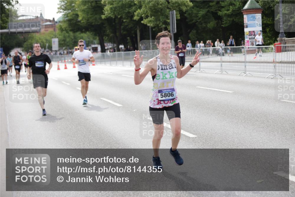 29.06.2025 - hella hamburg halbmarathon Jannik Wohlers http://msf.ph/oto/8144355 29.06.2025 10:09:01 Lombardsbrücke 1483, 1513, 2978, 4859, 5806, 5885, 6674, 7187, 9988, 10194, 12156, 12862, 13210, 13660, 15697, 16688, 18726, 18727, 19166 meine-sportfotos.de