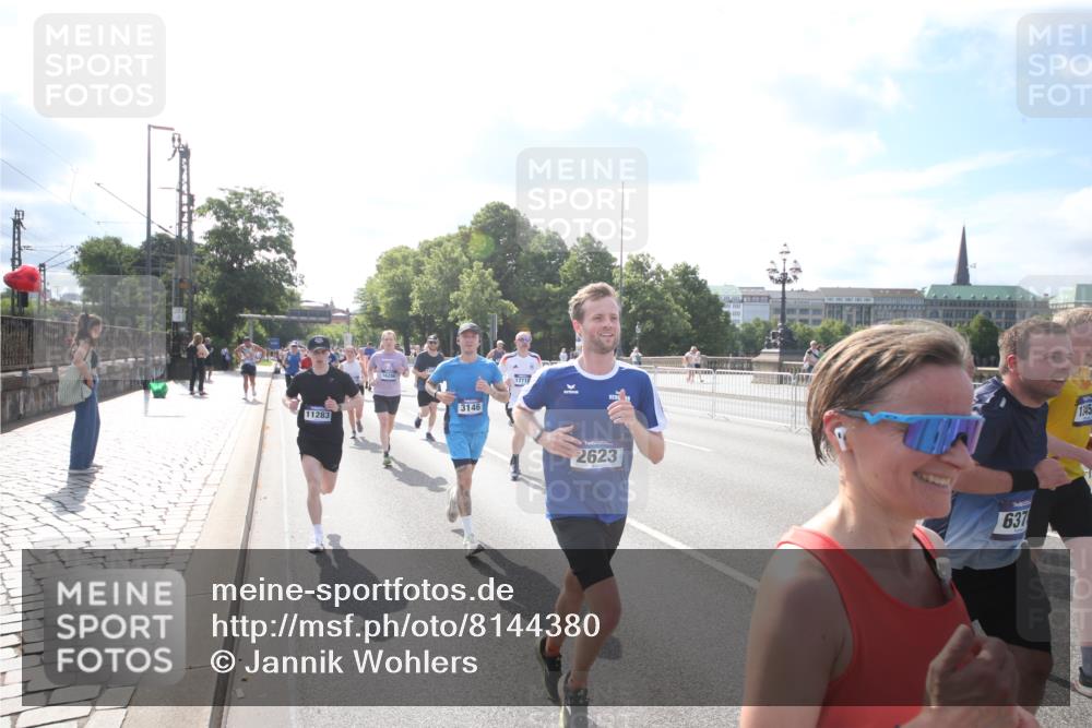 29.06.2025 - hella hamburg halbmarathon Jannik Wohlers http://msf.ph/oto/8144380 29.06.2025 09:53:03 Lombardsbrücke 1466, 1558, 1750, 1759, 2365, 2402, 2623, 3146, 3186, 3414, 4091, 4310, 4553, 5022, 5460, 5624, 5692, 6071, 6203, 6282, 6375, 6460, 6903, 7204, 7322, 7450, 7765, 9126, 9200, 9303, 9305, 9534, 9626, 9794, 9965, 10246, 10789, 11283, 11648, 11858, 12035, 12643, 13009, 13303, 13450, 13690, 14034, 14200, 14275, 14464, 15519, 15629, 15803, 15900, 16105, 16286, 16333, 16617, 16685, 16725, 17384, 17718, 17729, 17748, 17960, 18638, 18678 meine-sportfotos.de