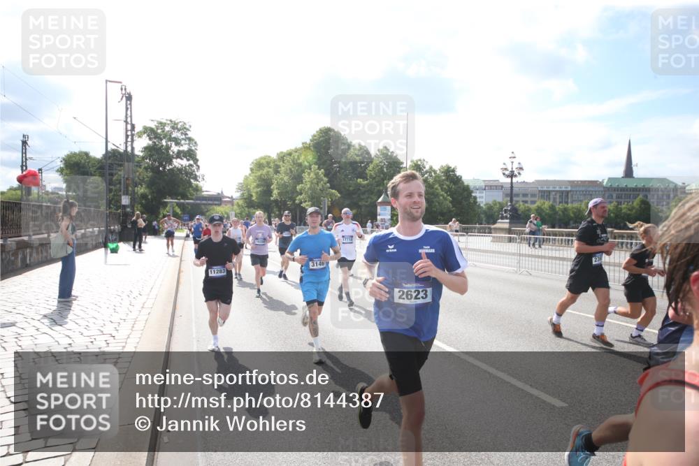 29.06.2025 - hella hamburg halbmarathon Jannik Wohlers http://msf.ph/oto/8144387 29.06.2025 09:53:03 Lombardsbrücke 1466, 1558, 1750, 1759, 2365, 2402, 2623, 3146, 3186, 3414, 4091, 4310, 4553, 5022, 5460, 5624, 5692, 6071, 6203, 6282, 6375, 6460, 6903, 7204, 7322, 7450, 7765, 9126, 9200, 9303, 9305, 9534, 9626, 9794, 9965, 10246, 10789, 11283, 11648, 11858, 12035, 12643, 13009, 13303, 13450, 13690, 14034, 14200, 14275, 14464, 15519, 15629, 15803, 15900, 16105, 16286, 16333, 16617, 16685, 16725, 17384, 17718, 17729, 17748, 17960, 18638, 18678 meine-sportfotos.de
