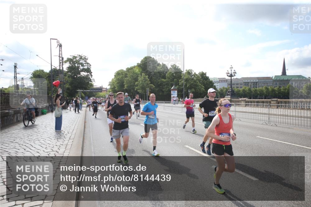 29.06.2025 - hella hamburg halbmarathon Jannik Wohlers http://msf.ph/oto/8144439 29.06.2025 09:54:12 Lombardsbrücke 1171, 1342, 1549, 1817, 1942, 2020, 2442, 2470, 2561, 2670, 2889, 3562, 4017, 4816, 5447, 5706, 5884, 6266, 6723, 6819, 7087, 7274, 7709, 8142, 8374, 8482, 8916, 9038, 9051, 9924, 10057, 10237, 11422, 11518, 11519, 11688, 12367, 12413, 12776, 13008, 13398, 13421, 13630, 13919, 14248, 14361, 14797, 14911, 15981, 16626, 16834, 17353, 17461, 17753, 17865, 17905, 18370, 18801, 18915, 18923, 18942, 19007, 19038, 19051, 19137 meine-sportfotos.de
