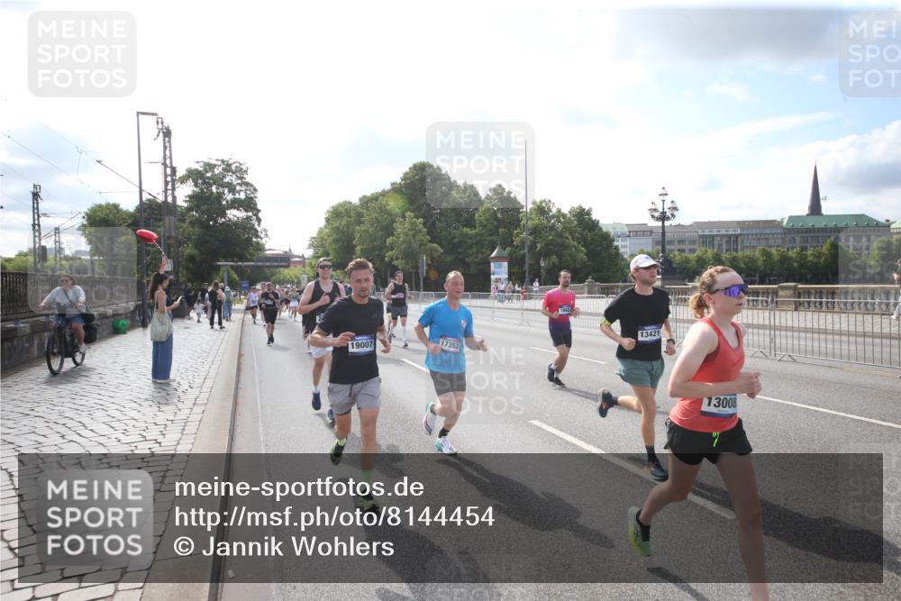 29.06.2025 - hella hamburg halbmarathon Jannik Wohlers http://msf.ph/oto/8144454 29.06.2025 09:54:12 Lombardsbrücke 1171, 1342, 1549, 1817, 1942, 2020, 2442, 2470, 2561, 2670, 2889, 3562, 4017, 4816, 5447, 5706, 5884, 6266, 6723, 6819, 7087, 7274, 7709, 8142, 8374, 8482, 8916, 9038, 9051, 9924, 10057, 10237, 11422, 11518, 11519, 11688, 12367, 12413, 12776, 13008, 13398, 13421, 13630, 13919, 14248, 14361, 14797, 14911, 15981, 16626, 16834, 17353, 17461, 17753, 17865, 17905, 18370, 18801, 18915, 18923, 18942, 19007, 19038, 19051, 19137 meine-sportfotos.de