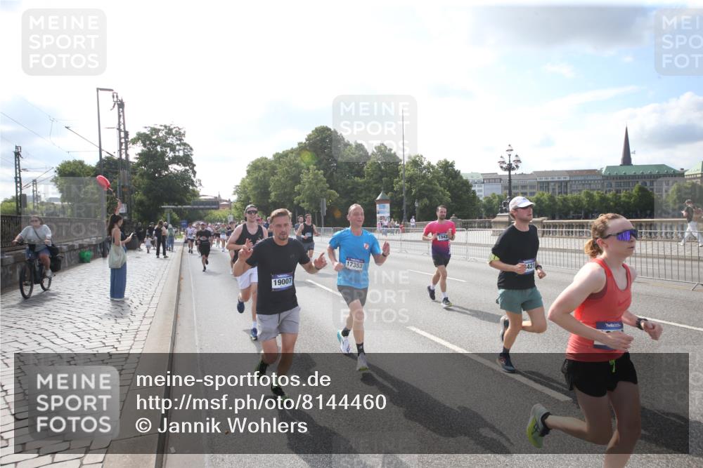 29.06.2025 - hella hamburg halbmarathon Jannik Wohlers http://msf.ph/oto/8144460 29.06.2025 09:54:12 Lombardsbrücke 1171, 1342, 1549, 1817, 1942, 2020, 2442, 2470, 2561, 2670, 2889, 3562, 4017, 4816, 5447, 5706, 5884, 6266, 6723, 6819, 7087, 7274, 7709, 8142, 8374, 8482, 8916, 9038, 9051, 9924, 10057, 10237, 11422, 11518, 11519, 11688, 12367, 12413, 12776, 13008, 13398, 13421, 13630, 13919, 14248, 14361, 14797, 14911, 15981, 16626, 16834, 17353, 17461, 17753, 17865, 17905, 18370, 18801, 18915, 18923, 18942, 19007, 19038, 19051, 19137 meine-sportfotos.de