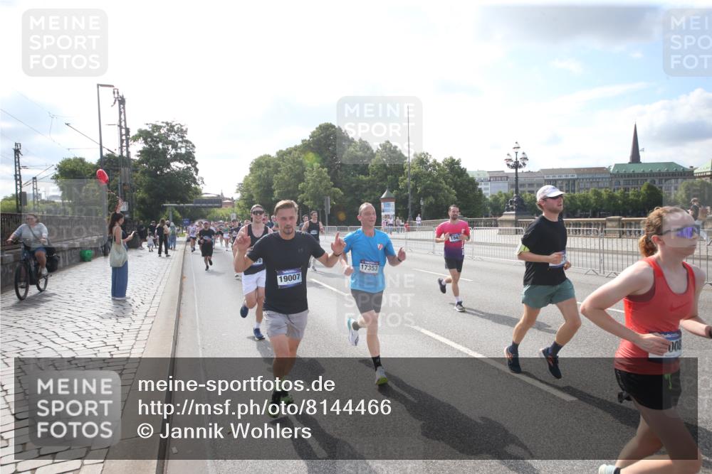 29.06.2025 - hella hamburg halbmarathon Jannik Wohlers http://msf.ph/oto/8144466 29.06.2025 09:54:12 Lombardsbrücke 1171, 1342, 1549, 1817, 1942, 2020, 2442, 2470, 2561, 2670, 2889, 3562, 4017, 4816, 5447, 5706, 5884, 6266, 6723, 6819, 7087, 7274, 7709, 8142, 8374, 8482, 8916, 9038, 9051, 9924, 10057, 10237, 11422, 11518, 11519, 11688, 12367, 12413, 12776, 13008, 13398, 13421, 13630, 13919, 14248, 14361, 14797, 14911, 15981, 16626, 16834, 17353, 17461, 17753, 17865, 17905, 18370, 18801, 18915, 18923, 18942, 19007, 19038, 19051, 19137 meine-sportfotos.de