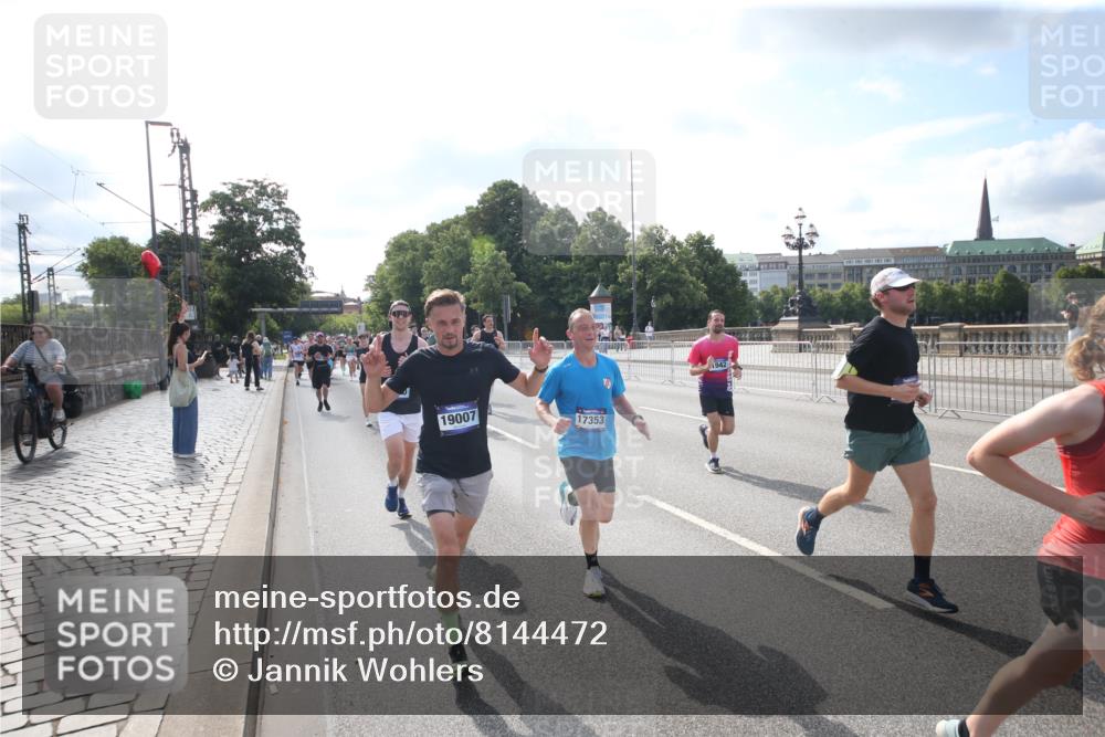 29.06.2025 - hella hamburg halbmarathon Jannik Wohlers http://msf.ph/oto/8144472 29.06.2025 09:54:12 Lombardsbrücke 1171, 1342, 1549, 1817, 1942, 2020, 2442, 2470, 2561, 2670, 2889, 3562, 4017, 4816, 5447, 5706, 5884, 6266, 6723, 6819, 7087, 7274, 7709, 8142, 8374, 8482, 8916, 9038, 9051, 9924, 10057, 10237, 11422, 11518, 11519, 11688, 12367, 12413, 12776, 13008, 13398, 13421, 13630, 13919, 14248, 14361, 14797, 14911, 15981, 16626, 16834, 17353, 17461, 17753, 17865, 17905, 18370, 18801, 18915, 18923, 18942, 19007, 19038, 19051, 19137 meine-sportfotos.de