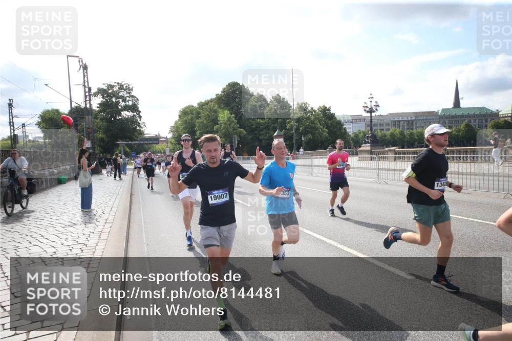 29.06.2025 - hella hamburg halbmarathon Jannik Wohlers http://msf.ph/oto/8144481 29.06.2025 09:54:12 Lombardsbrücke 1171, 1342, 1549, 1817, 1942, 2020, 2442, 2470, 2561, 2670, 2889, 3562, 4017, 4816, 5447, 5706, 5884, 6266, 6723, 6819, 7087, 7274, 7709, 8142, 8374, 8482, 8916, 9038, 9051, 9924, 10057, 10237, 11422, 11518, 11519, 11688, 12367, 12413, 12776, 13008, 13398, 13421, 13630, 13919, 14248, 14361, 14797, 14911, 15981, 16626, 16834, 17353, 17461, 17753, 17865, 17905, 18370, 18801, 18915, 18923, 18942, 19007, 19038, 19051, 19137 meine-sportfotos.de