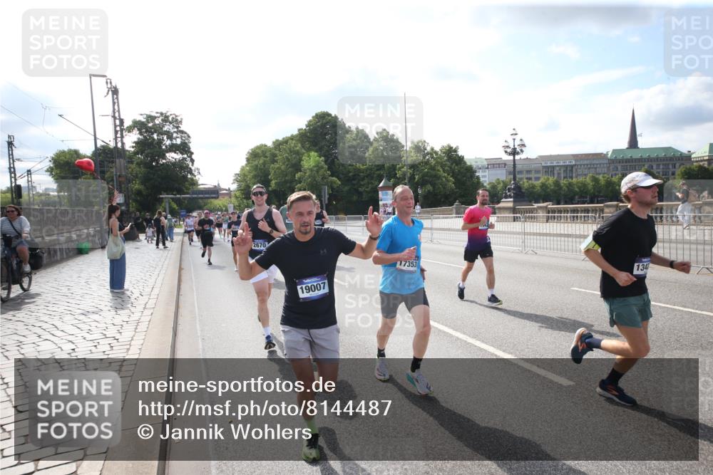 29.06.2025 - hella hamburg halbmarathon Jannik Wohlers http://msf.ph/oto/8144487 29.06.2025 09:54:12 Lombardsbrücke 1171, 1342, 1549, 1817, 1942, 2020, 2442, 2470, 2561, 2670, 2889, 3562, 4017, 4816, 5447, 5706, 5884, 6266, 6723, 6819, 7087, 7274, 7709, 8142, 8374, 8482, 8916, 9038, 9051, 9924, 10057, 10237, 11422, 11518, 11519, 11688, 12367, 12413, 12776, 13008, 13398, 13421, 13630, 13919, 14248, 14361, 14797, 14911, 15981, 16626, 16834, 17353, 17461, 17753, 17865, 17905, 18370, 18801, 18915, 18923, 18942, 19007, 19038, 19051, 19137 meine-sportfotos.de