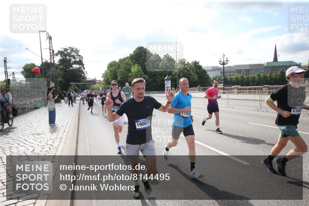 29.06.2025 - hella hamburg halbmarathon Jannik Wohlers http://msf.ph/oto/8144495 29.06.2025 09:54:12 Lombardsbrücke 1171, 1342, 1549, 1817, 1942, 2020, 2442, 2470, 2561, 2670, 2889, 3562, 4017, 4816, 5447, 5706, 5884, 6266, 6723, 6819, 7087, 7274, 7709, 8142, 8374, 8482, 8916, 9038, 9051, 9924, 10057, 10237, 11422, 11518, 11519, 11688, 12367, 12413, 12776, 13008, 13398, 13421, 13630, 13919, 14248, 14361, 14797, 14911, 15981, 16626, 16834, 17353, 17461, 17753, 17865, 17905, 18370, 18801, 18915, 18923, 18942, 19007, 19038, 19051, 19137 meine-sportfotos.de