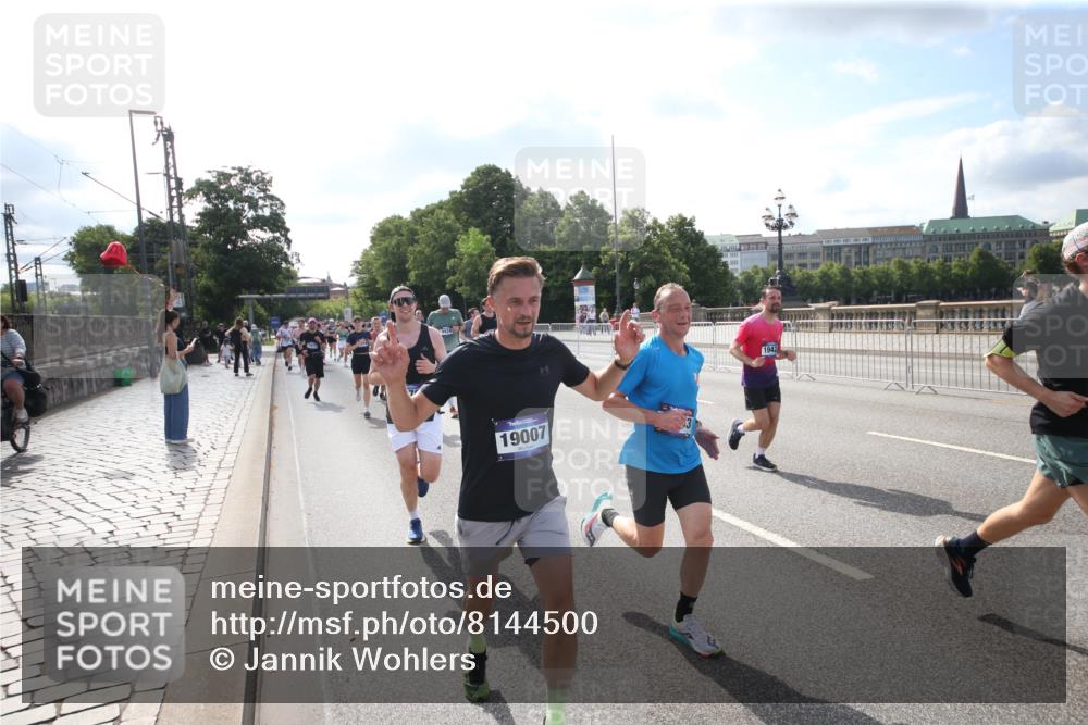 29.06.2025 - hella hamburg halbmarathon Jannik Wohlers http://msf.ph/oto/8144500 29.06.2025 09:54:12 Lombardsbrücke 1171, 1342, 1549, 1817, 1942, 2020, 2442, 2470, 2561, 2670, 2889, 3562, 4017, 4816, 5447, 5706, 5884, 6266, 6723, 6819, 7087, 7274, 7709, 8142, 8374, 8482, 8916, 9038, 9051, 9924, 10057, 10237, 11422, 11518, 11519, 11688, 12367, 12413, 12776, 13008, 13398, 13421, 13630, 13919, 14248, 14361, 14797, 14911, 15981, 16626, 16834, 17353, 17461, 17753, 17865, 17905, 18370, 18801, 18915, 18923, 18942, 19007, 19038, 19051, 19137 meine-sportfotos.de