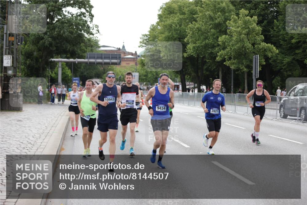 29.06.2025 - hella hamburg halbmarathon Jannik Wohlers http://msf.ph/oto/8144507 29.06.2025 10:09:39 Lombardsbrücke 1548, 3921, 4592, 5511, 7081, 7333, 7636, 8890, 9366, 9434, 9674, 9781, 10036, 10943, 11027, 12567, 16445, 16455, 17148, 17899, 18196, 18707 meine-sportfotos.de