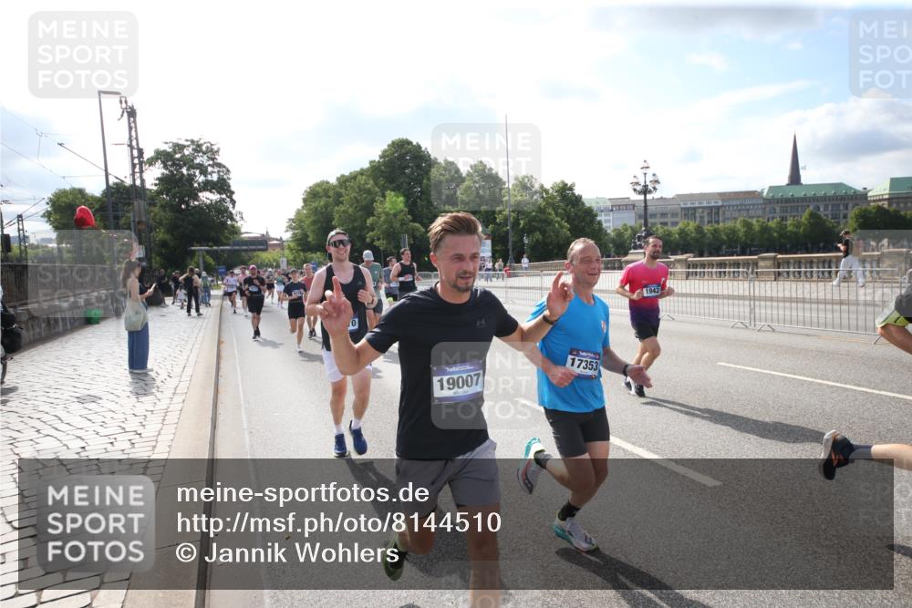 29.06.2025 - hella hamburg halbmarathon Jannik Wohlers http://msf.ph/oto/8144510 29.06.2025 09:54:13 Lombardsbrücke 1171, 1342, 1549, 1817, 1942, 2442, 2470, 2561, 2670, 2889, 3562, 4017, 4816, 5447, 5706, 5884, 6266, 6723, 6819, 7087, 7274, 7709, 8142, 8374, 8482, 8916, 9038, 9051, 9924, 10057, 10237, 11422, 11518, 11519, 11688, 12367, 12413, 12776, 13008, 13398, 13421, 13630, 13919, 14248, 14361, 14797, 14911, 15981, 16626, 16834, 17353, 17461, 17753, 17865, 17905, 18370, 18801, 18915, 18923, 18942, 19007, 19038, 19051 meine-sportfotos.de