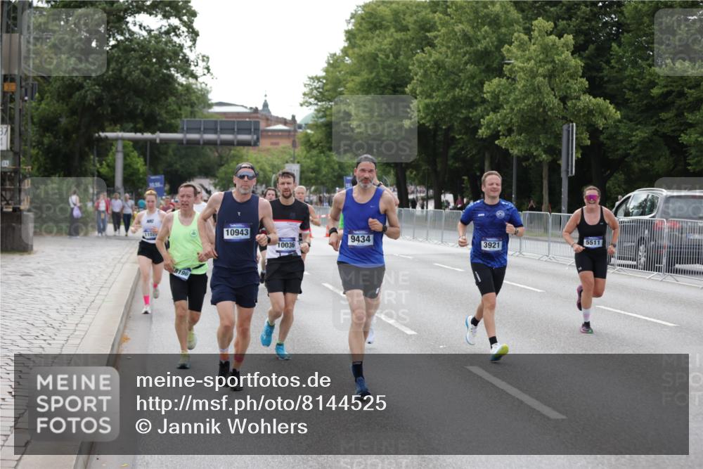 29.06.2025 - hella hamburg halbmarathon Jannik Wohlers http://msf.ph/oto/8144525 29.06.2025 10:09:39 Lombardsbrücke 1548, 3921, 4592, 5511, 7081, 7333, 7636, 8890, 9366, 9434, 9674, 9781, 10036, 10943, 11027, 12567, 16445, 16455, 17148, 17899, 18196, 18707 meine-sportfotos.de