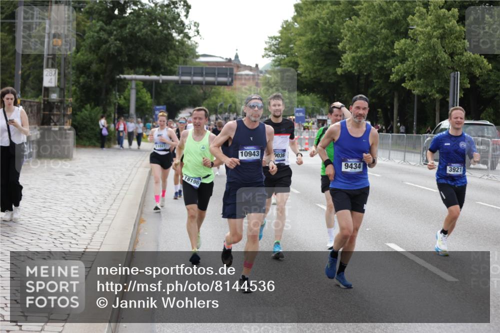 29.06.2025 - hella hamburg halbmarathon Jannik Wohlers http://msf.ph/oto/8144536 29.06.2025 10:09:40 Lombardsbrücke 1548, 3921, 4592, 5511, 7081, 7333, 7636, 8219, 8890, 9366, 9434, 9674, 9781, 10036, 10943, 11027, 12567, 16445, 17148, 18196, 18707 meine-sportfotos.de