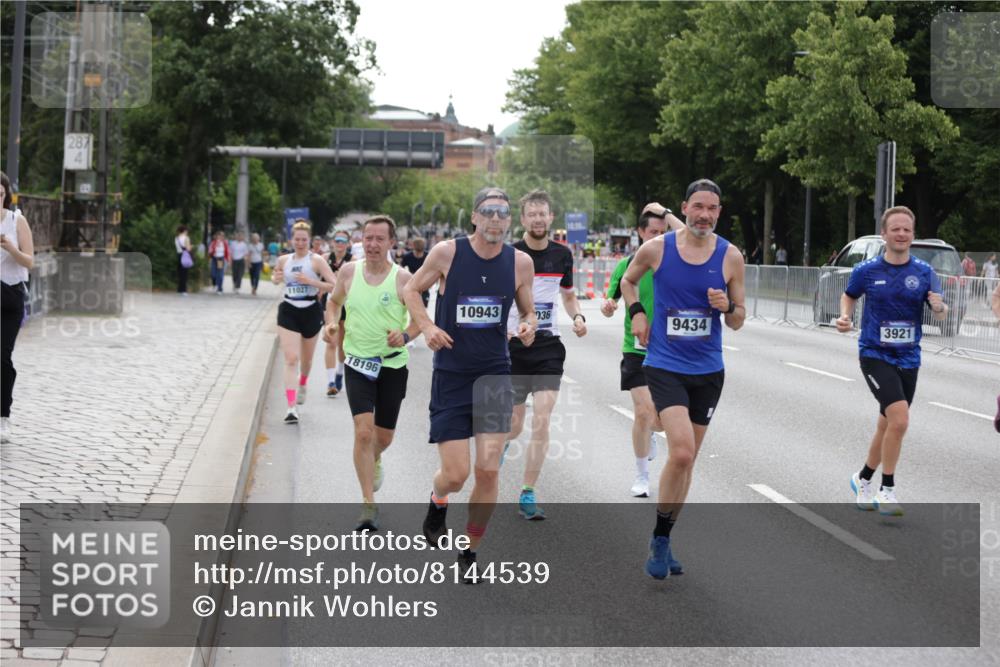 29.06.2025 - hella hamburg halbmarathon Jannik Wohlers http://msf.ph/oto/8144539 29.06.2025 10:09:40 Lombardsbrücke 1548, 3921, 4592, 5511, 7081, 7333, 7636, 8219, 8890, 9366, 9434, 9674, 9781, 10036, 10943, 11027, 12567, 16445, 17148, 18196, 18707 meine-sportfotos.de