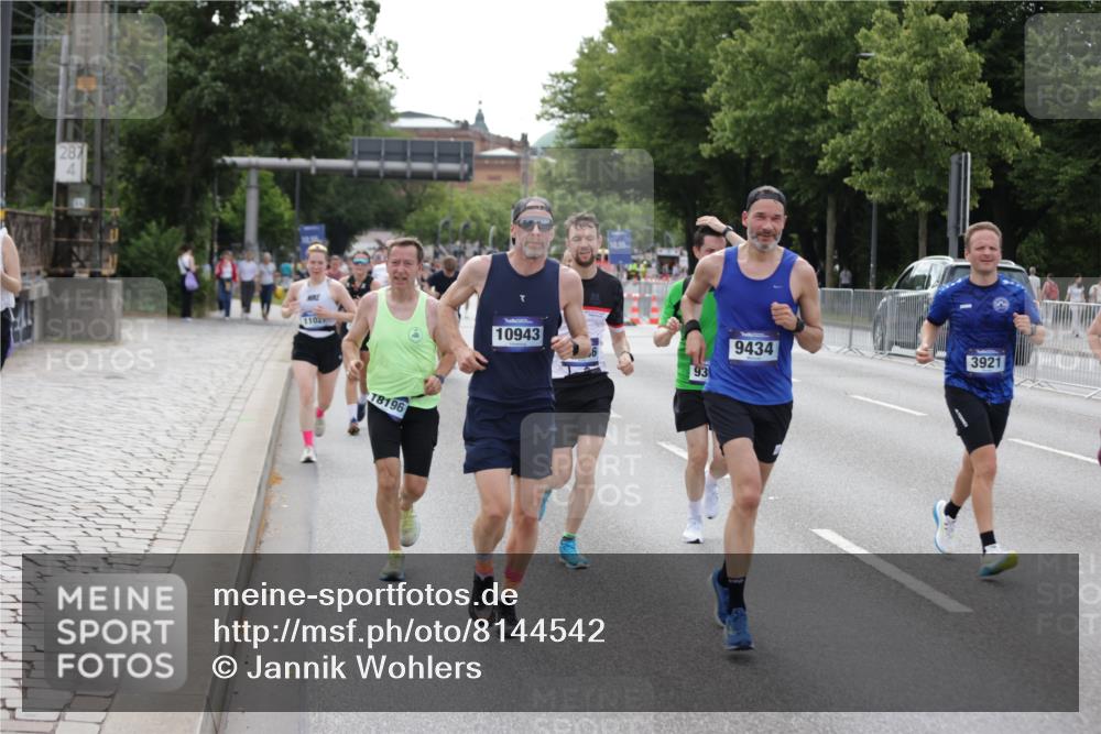 29.06.2025 - hella hamburg halbmarathon Jannik Wohlers http://msf.ph/oto/8144542 29.06.2025 10:09:40 Lombardsbrücke 1548, 3921, 4592, 5511, 7081, 7333, 7636, 8219, 8890, 9366, 9434, 9674, 9781, 10036, 10943, 11027, 12567, 16445, 17148, 18196, 18707 meine-sportfotos.de