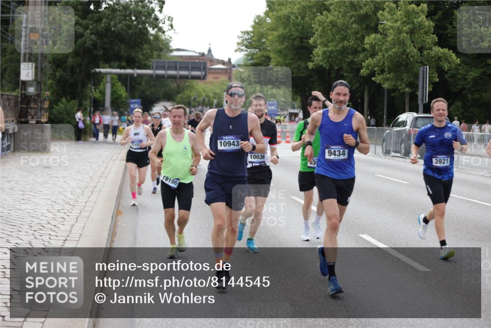 29.06.2025 - hella hamburg halbmarathon Jannik Wohlers http://msf.ph/oto/8144545 29.06.2025 10:09:40 Lombardsbrücke 1548, 3921, 4592, 5511, 7081, 7333, 7636, 8219, 8890, 9366, 9434, 9674, 9781, 10036, 10943, 11027, 12567, 16445, 17148, 18196, 18707 meine-sportfotos.de