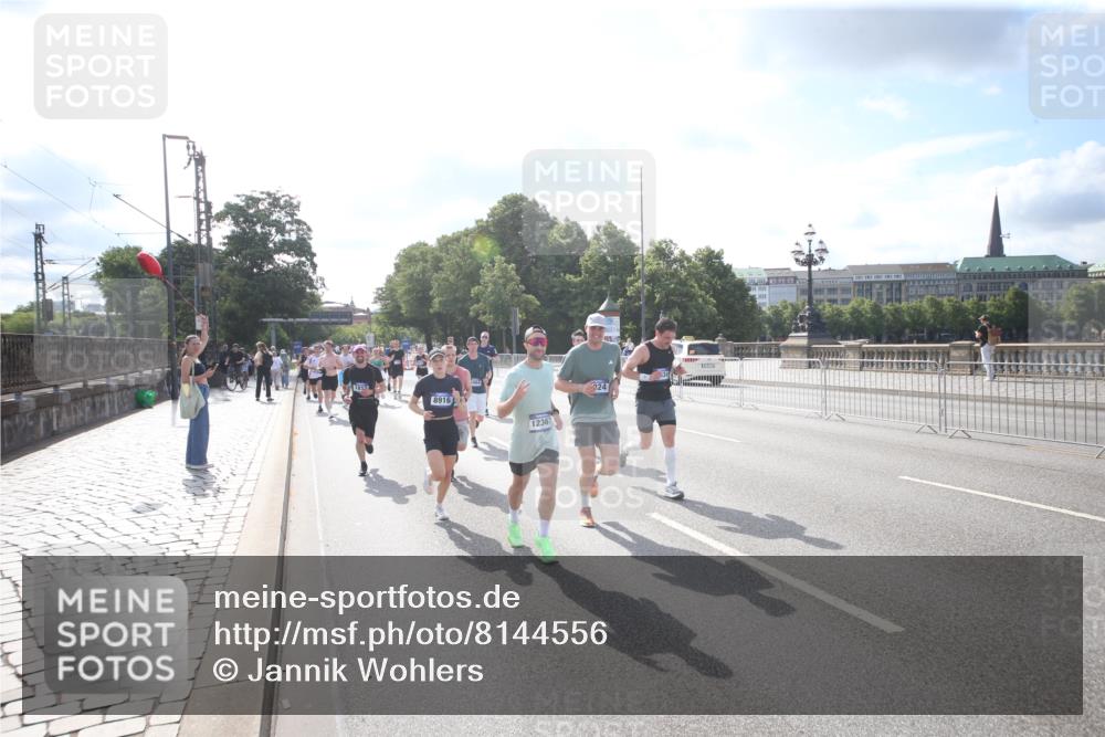 29.06.2025 - hella hamburg halbmarathon Jannik Wohlers http://msf.ph/oto/8144556 29.06.2025 09:54:14 Lombardsbrücke 1342, 1549, 1817, 1942, 2442, 2470, 2561, 2670, 2889, 2955, 3562, 4017, 4816, 5447, 5706, 5884, 6266, 6723, 6819, 6978, 7087, 7274, 7709, 8142, 8374, 8482, 8916, 9038, 9051, 9924, 10057, 10237, 11422, 11518, 11519, 11688, 12367, 12413, 12776, 13008, 13398, 13421, 13630, 13919, 14248, 14361, 14797, 14911, 15981, 16626, 16834, 17353, 17461, 17753, 17865, 17905, 18370, 18801, 18915, 18923, 18942, 19007, 19038, 19051 meine-sportfotos.de