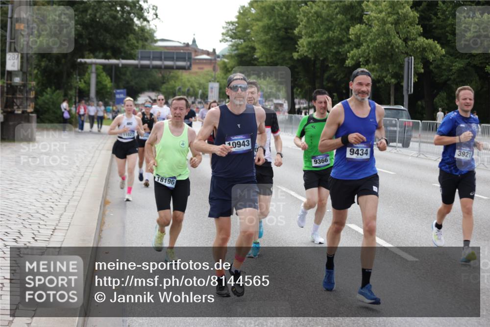 29.06.2025 - hella hamburg halbmarathon Jannik Wohlers http://msf.ph/oto/8144565 29.06.2025 10:09:40 Lombardsbrücke 1548, 3921, 4592, 5511, 7081, 7333, 7636, 8219, 8890, 9366, 9434, 9674, 9781, 10036, 10943, 11027, 12567, 16445, 17148, 18196, 18707 meine-sportfotos.de