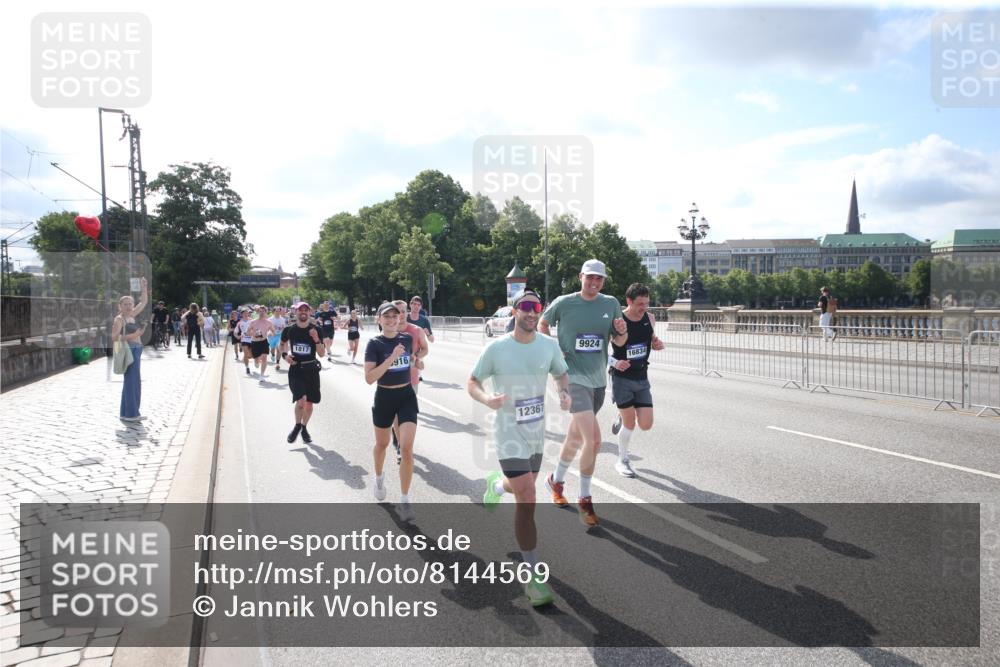 29.06.2025 - hella hamburg halbmarathon Jannik Wohlers http://msf.ph/oto/8144569 29.06.2025 09:54:15 Lombardsbrücke 1549, 1817, 1942, 2222, 2442, 2470, 2561, 2670, 2889, 2955, 3562, 4017, 4816, 5447, 5706, 5884, 6266, 6723, 6819, 6978, 7087, 7274, 7709, 8117, 8142, 8374, 8482, 8916, 9038, 9051, 9924, 10057, 10237, 11422, 11518, 11519, 11688, 12367, 12413, 12776, 13008, 13398, 13421, 13630, 13919, 14248, 14361, 14797, 14911, 15981, 16626, 16834, 17353, 17461, 17753, 17865, 17905, 18370, 18801, 18915, 18923, 18942, 19007, 19038, 19051 meine-sportfotos.de