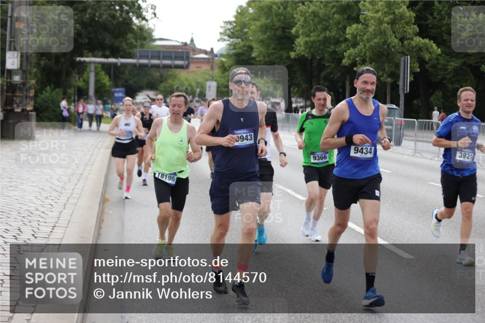 29.06.2025 - hella hamburg halbmarathon Jannik Wohlers http://msf.ph/oto/8144570 29.06.2025 10:09:40 Lombardsbrücke 1548, 3921, 4592, 5511, 7081, 7333, 7636, 8219, 8890, 9366, 9434, 9674, 9781, 10036, 10943, 11027, 12567, 16445, 17148, 18196, 18707 meine-sportfotos.de